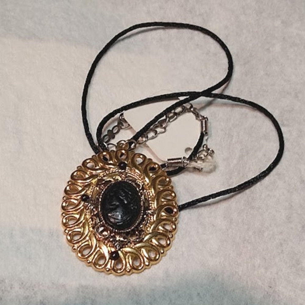 Black Right-Faced Victorian Style Cameo Pendant + FREE Ring - Picture 11 of 16